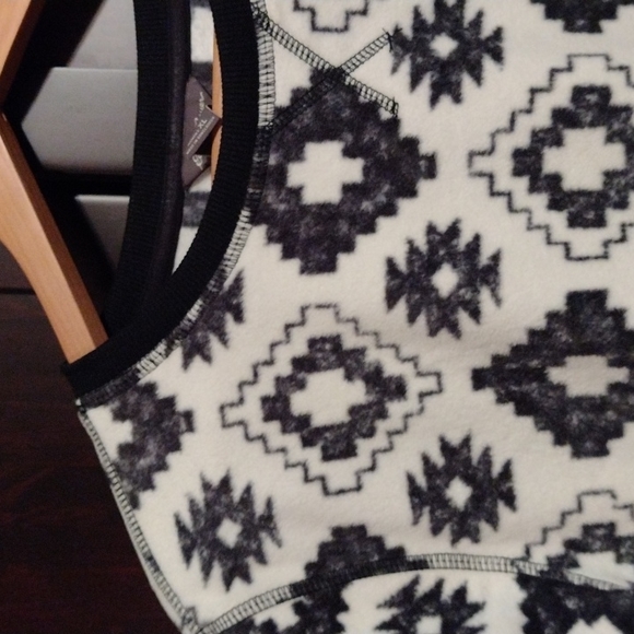 Eddie Bauer Black and White Patterned Fleece - Picture 4 of 4